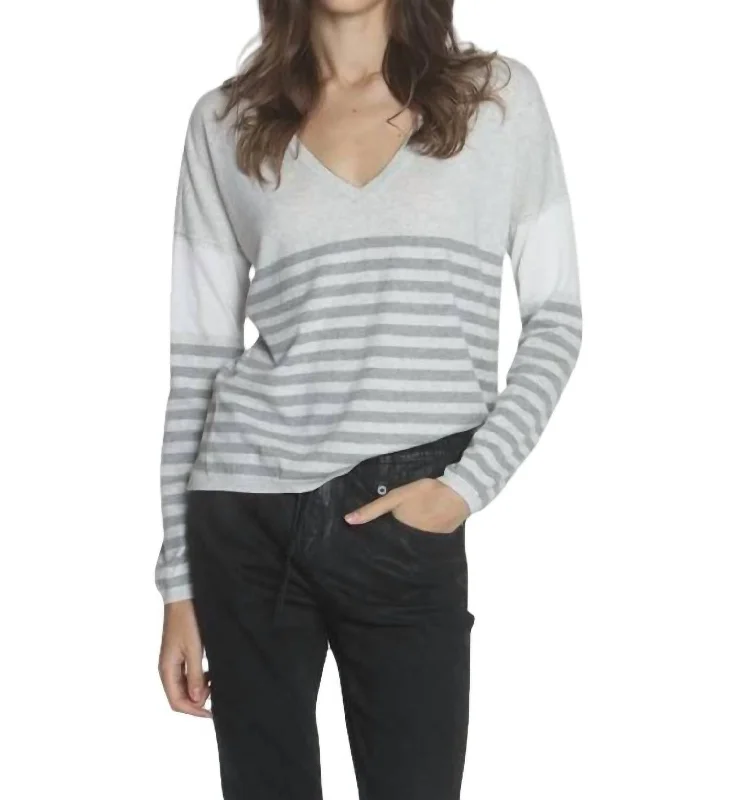 Women's Weekend Outfit Lindsey Stripe Vee Top In Pumice/fog